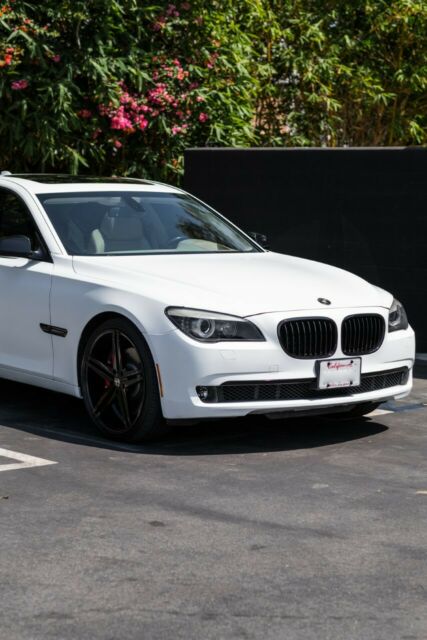 2009 BMW 7-Series (White/Tan)