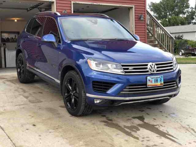 2017 Volkswagen Touareg (Blue/Black)