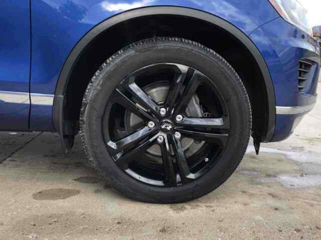 2017 Volkswagen Touareg (Blue/Black)