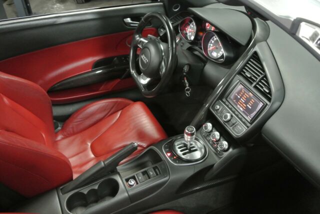 2012 Audi R8 (Black/Burgundy)