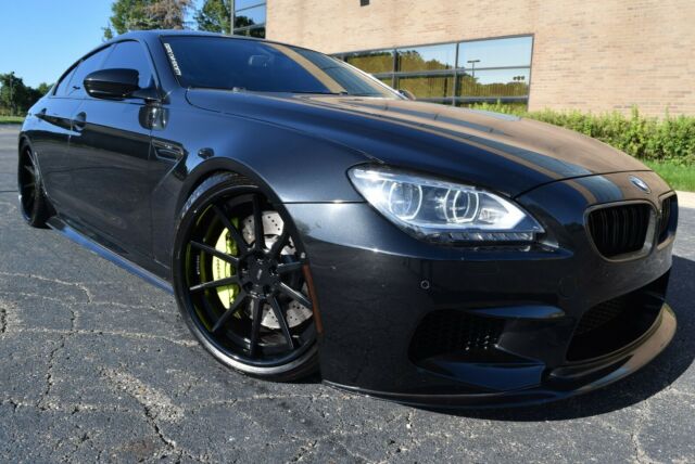 2014 BMW M6 (BLACK METALLIC/TWO TONE RED  & BLACK)