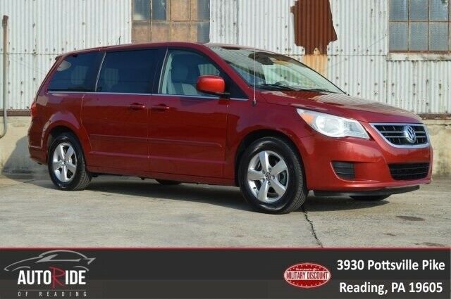 2009 Volkswagen Routan (Red/Gray)