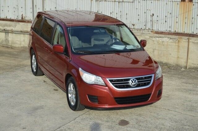 2009 Volkswagen Routan (Red/Gray)