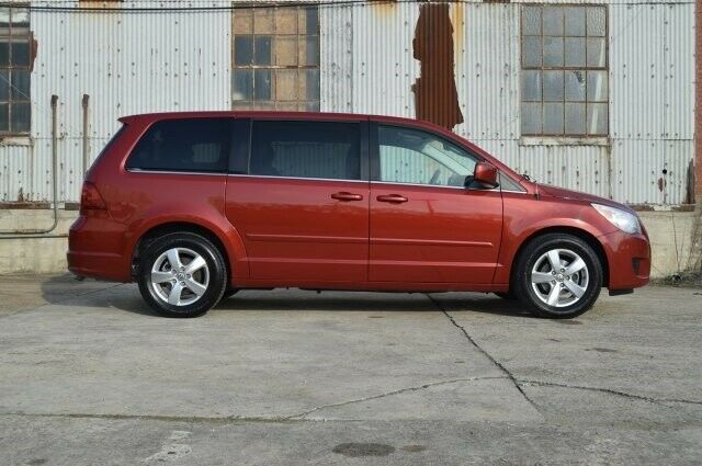 2009 Volkswagen Routan (Red/Gray)