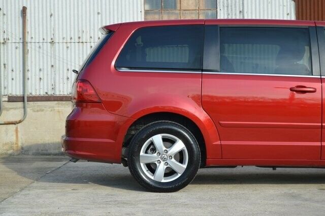 2009 Volkswagen Routan (Red/Gray)
