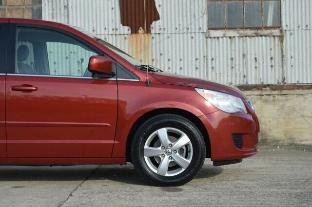 2009 Volkswagen Routan (Red/Gray)
