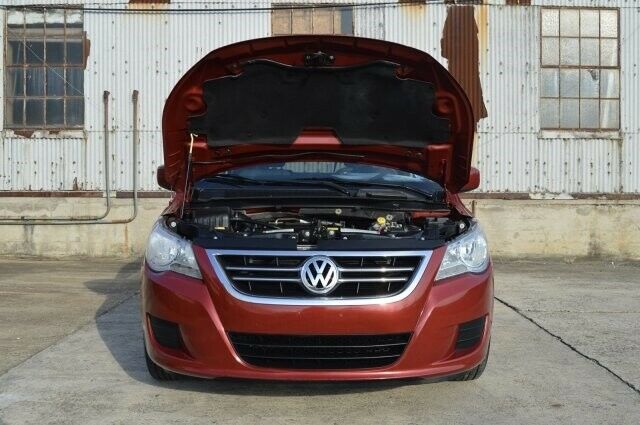2009 Volkswagen Routan (Red/Gray)