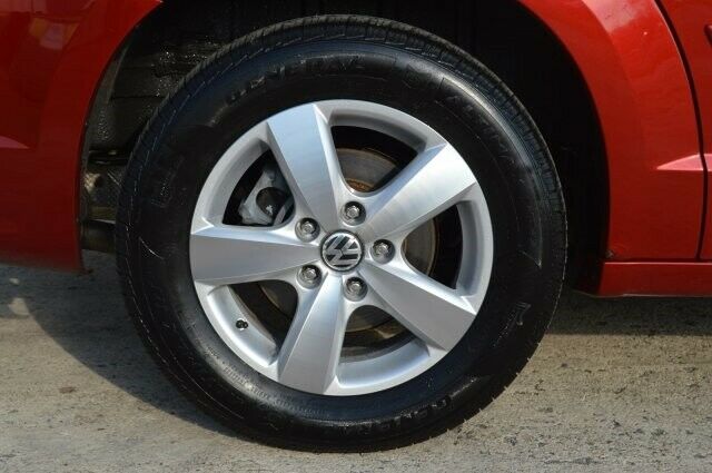 2009 Volkswagen Routan (Red/Gray)