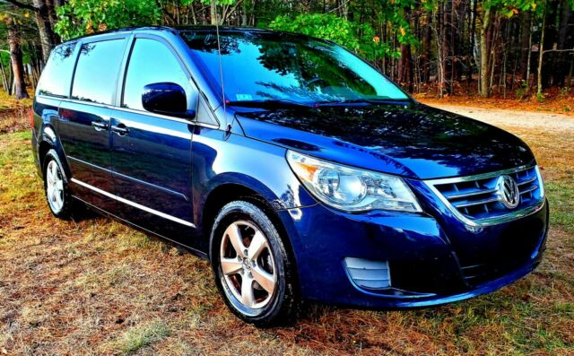 2010 Volkswagen Routan (Blue/Blue)