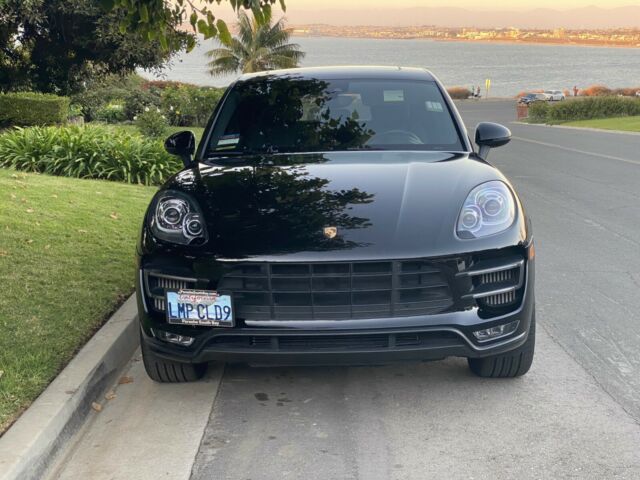 2018 Porsche Macan (Black/Black)