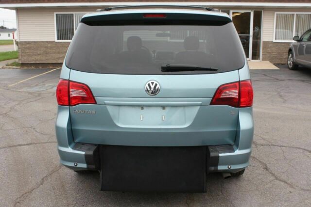 2009 Volkswagen Routan (Blue/Gray)