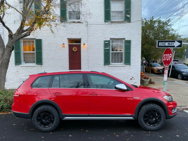 2019 Volkswagen Golf Alltrack (Red/Black)