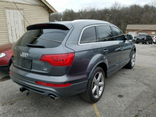 2010 Audi Q7 (Gray/Black)