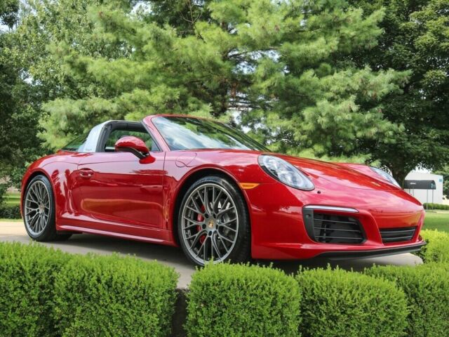 2017 Porsche 911 (Red/Black)