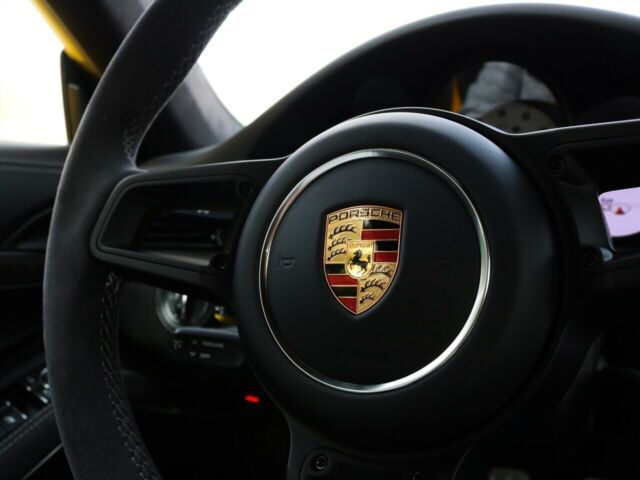 2018 Porsche 911 (Yellow/Black)