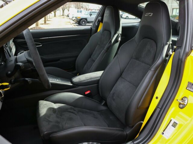 2018 Porsche 911 (Yellow/Black)