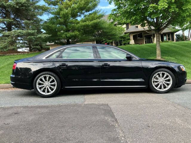 2011 Audi A8 (Phantom Black Pearl Effect/Satin Beige)