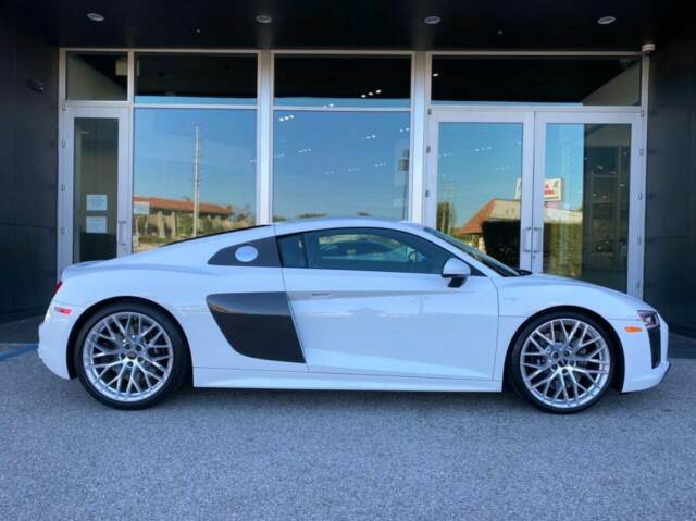 2017 Audi R8 (White/Black)