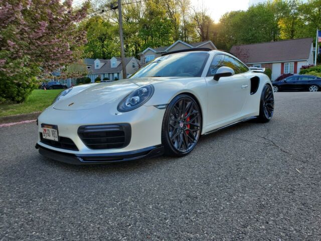 2017 Porsche 911 (White/Red)