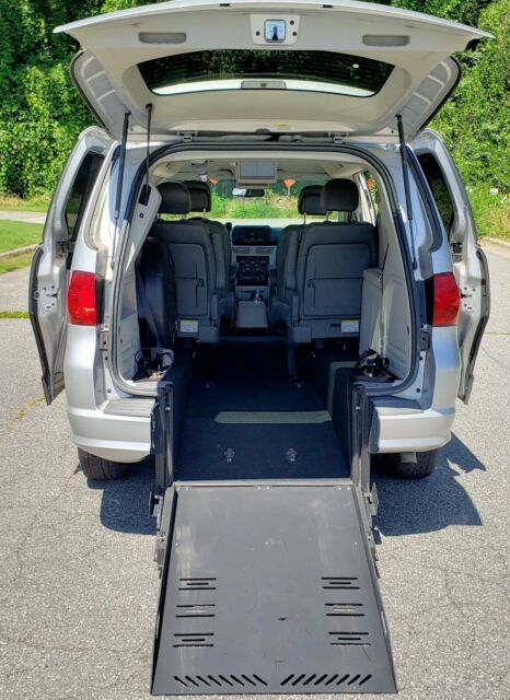 2011 Volkswagen Routan (Grey/Black)