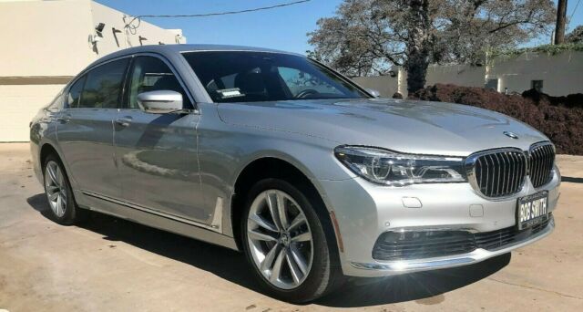 2017 BMW 7-Series (Gray/Black)