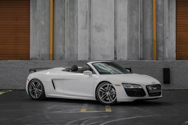 2014 Audi R8 (Ibis White/Black)