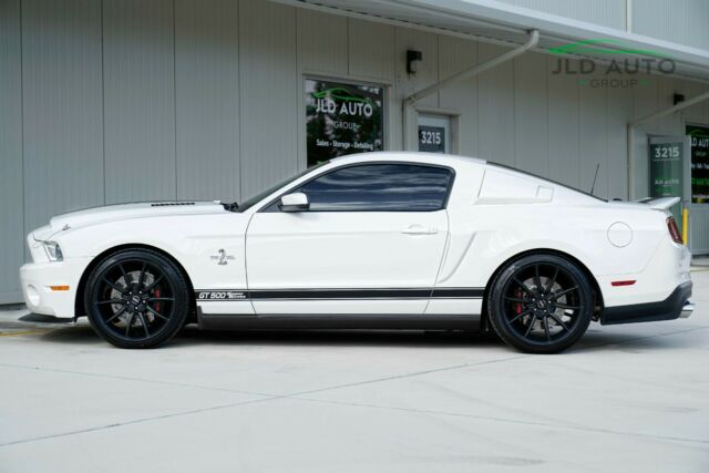 2012 Ford Mustang (White/Black)