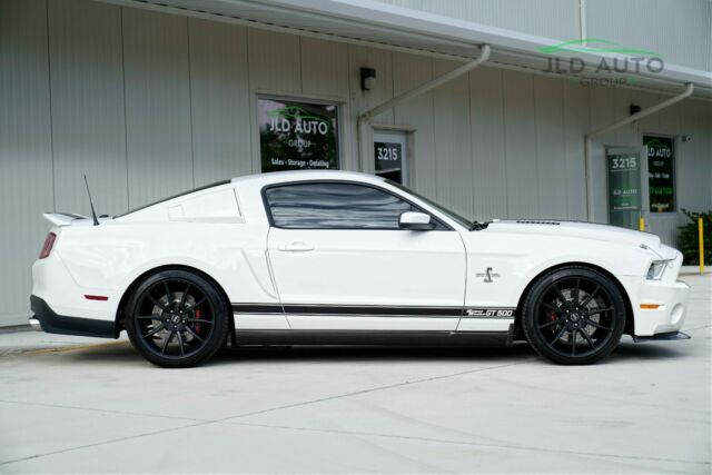 2012 Ford Mustang (White/Black)