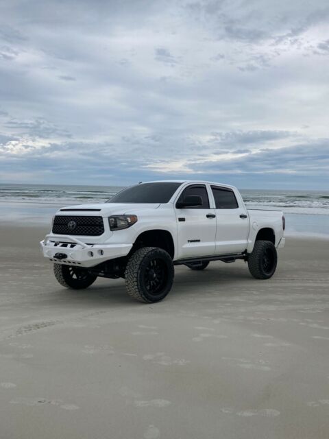 2019 Toyota Tundra (White/Black)