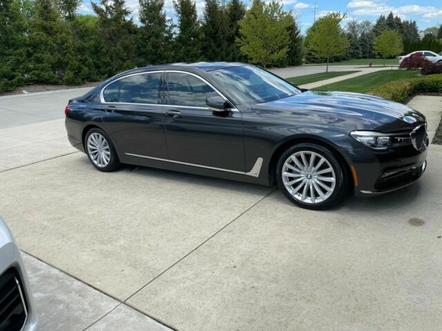 2018 BMW 740i xDrive (Grey/White)