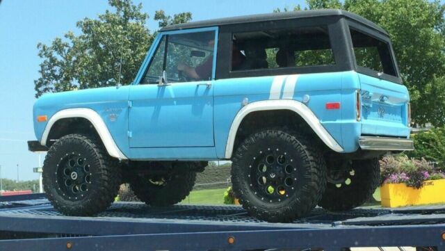 1972 Ford Bronco (Blue/Black)