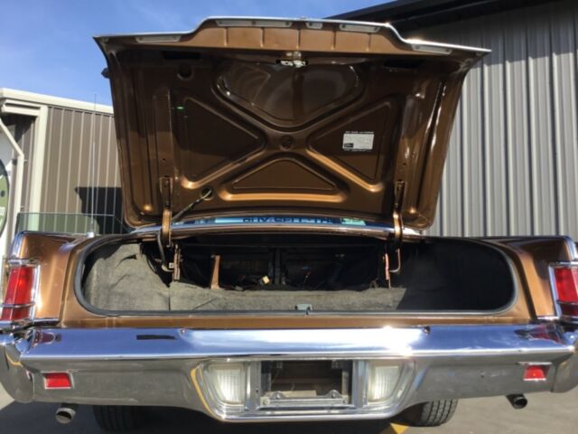 1971 Lincoln Continental (Gold/Brown)