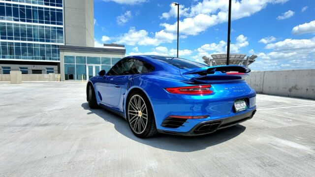 2017 Porsche 911 (Blue/Black)