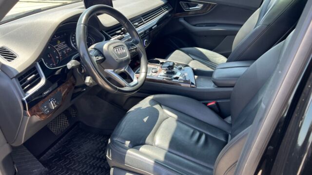2017 Audi Q7 (Black/Black)