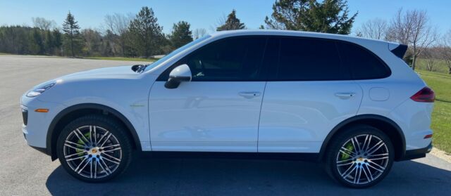 2016 Porsche Cayenne (White/Black)