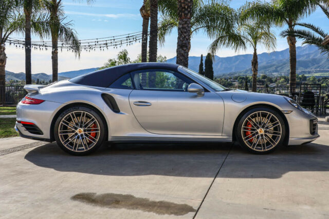 2018 Porsche 911 (Rhodium Silver Metallic/Graphite Blue/Chalk)
