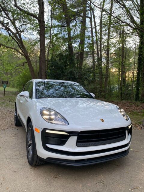 2022 Porsche Macan (White/Red)