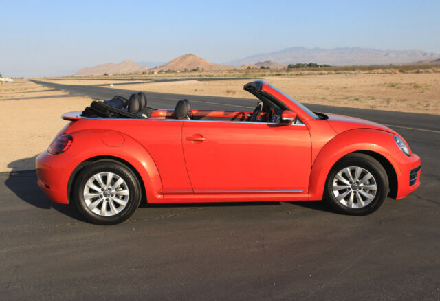 2019 Volkswagen Beetle-New (Orange/Gray and Black)