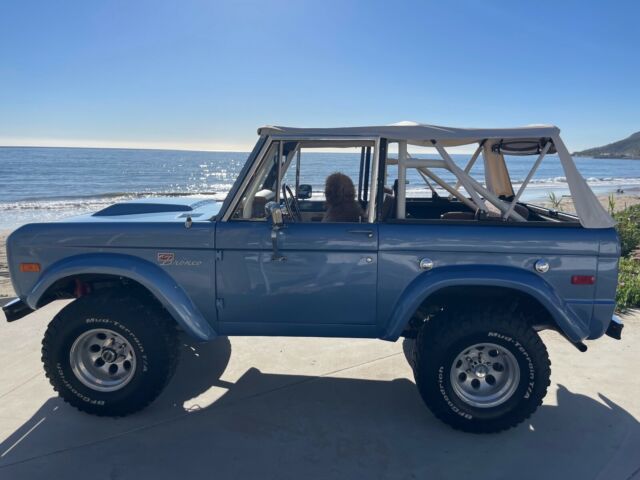 1976 Ford Bronco (Blue/Black)