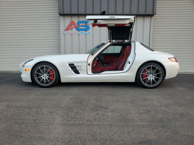 2012 Mercedes-Benz SLS AMG (White/Classic Red/Black Designo Exclusive Leather)