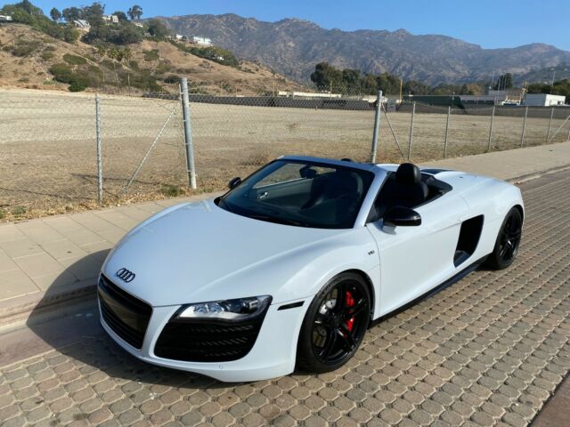 2011 Audi R8 (White/Black)