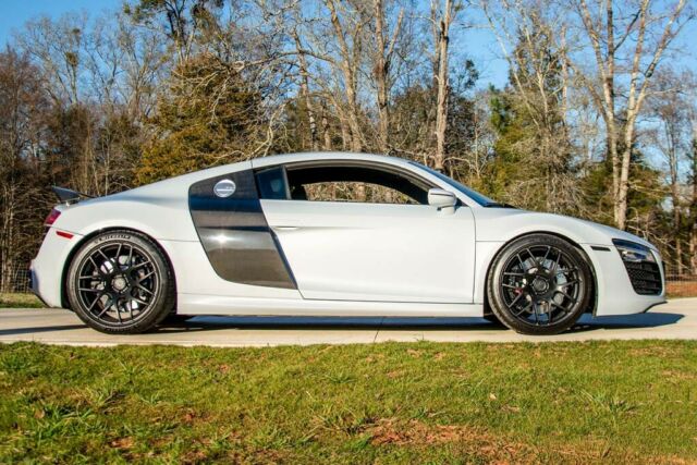 2015 Audi R8 (Ibis White/Black)