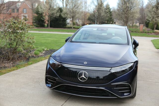 2022 Mercedes-Benz EQS 580 (Nautica Blue Metalic/Macchiato Beige/ Space Grey Leather)