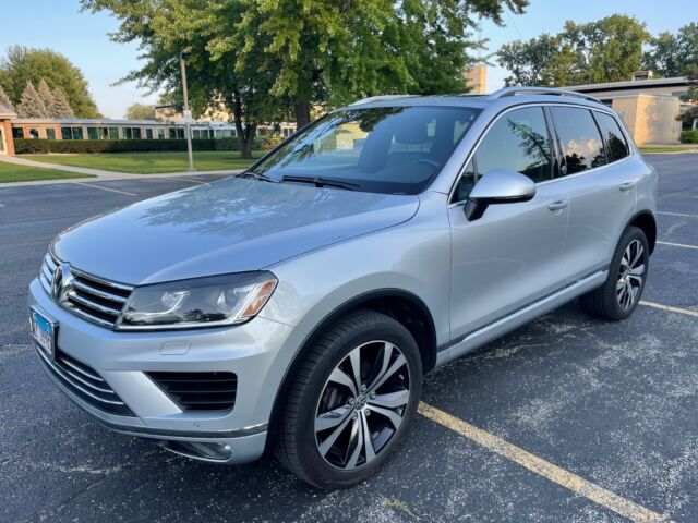 2017 Volkswagen Touareg (Silver/Black)