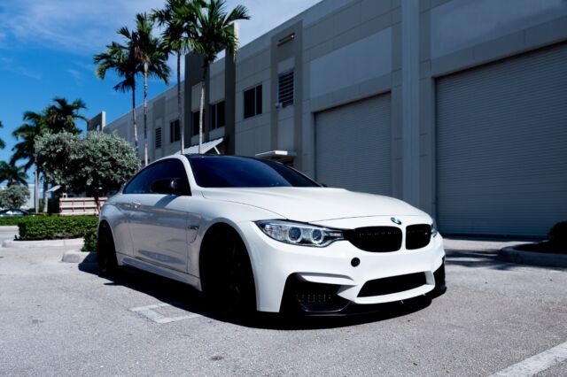 2017 BMW M4 (White/Black)