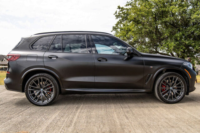 2022 BMW X5 (Frozen Black Metallic/Black/Red)