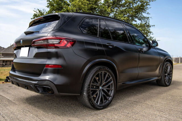 2022 BMW X5 (Frozen Black Metallic/Black/Red)